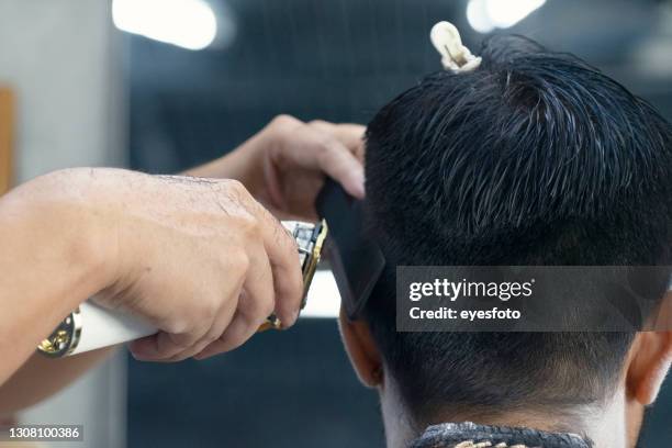 propietario y cliente de barbería. - corte de pelo con media cabeza rapada fotografías e imágenes de stock