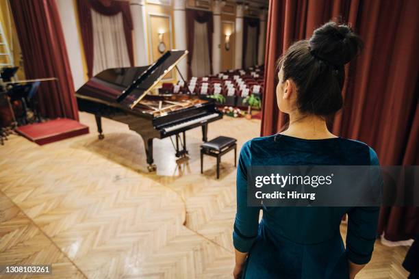 pianist ready to perform - soloist imagens e fotografias de stock