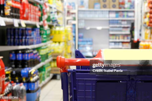 empty shopping cart in the supermarket shopping mall - product terugroepen stockfoto's en -beelden