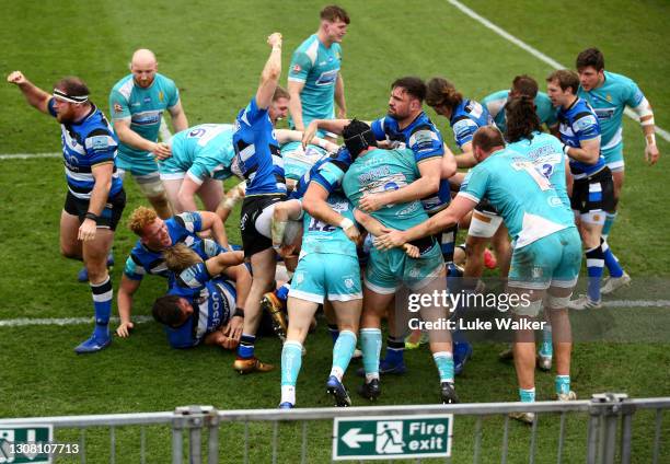 Bath Rugby celebrate the try of Tom Dunn during the Gallagher Premiership Rugby match between Bath and Worcester Warriors at The Recreation Ground on...