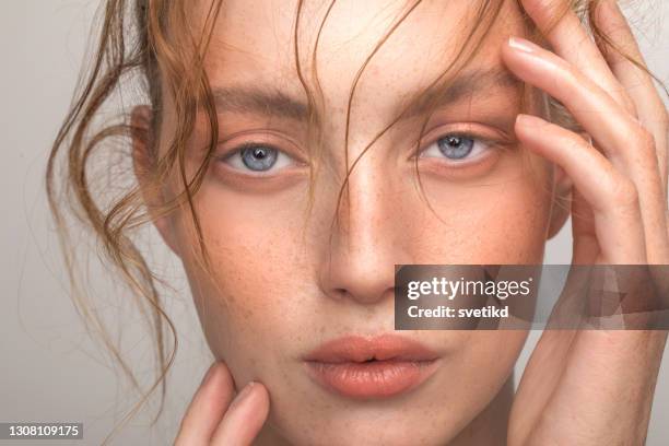 retrato de belleza de la joven - freckle fotografías e imágenes de stock