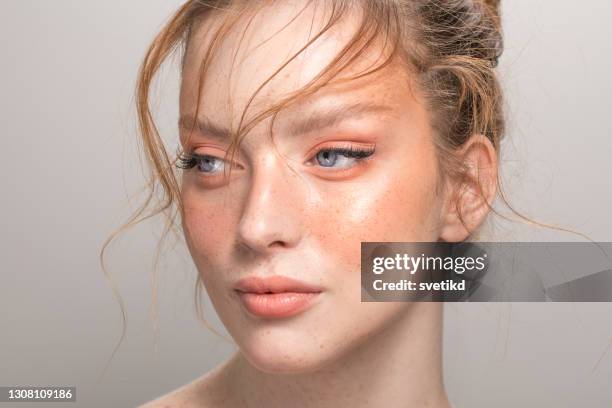 retrato de belleza de la joven - de color melocotón fotografías e imágenes de stock