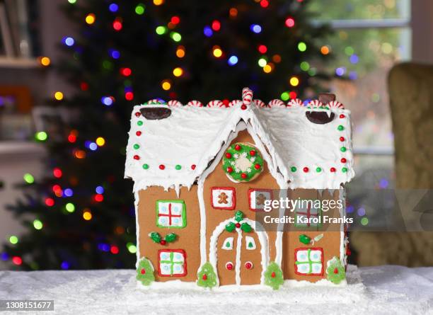 holiday gingerbread house - fake snow stock pictures, royalty-free photos & images