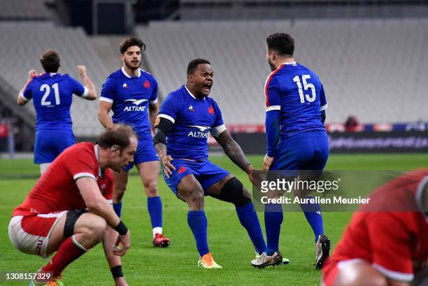 Brice Dulin of France celebrates scoring his sides 4th and winning try with Virimi Vakatawa as Alun Wyn Jones of Wales looks on dejected during the...