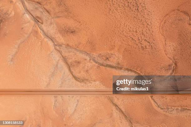 luftaufnahme der roten zentrumswüstenregion, südaustralien - australian outback landscape stock-fotos und bilder