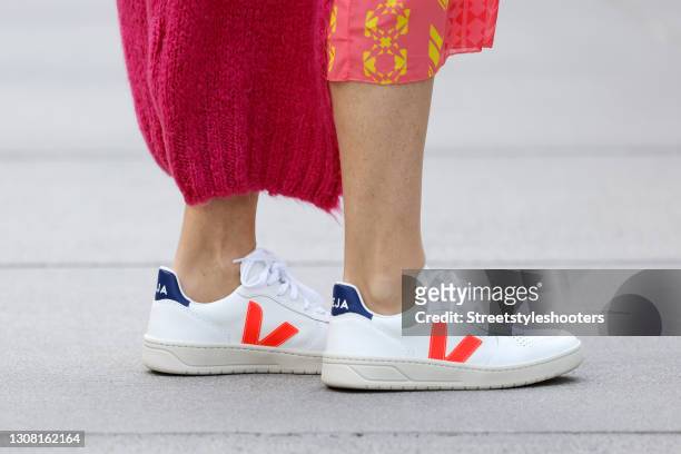 session Corresponding shot 565 Veja Sneakers Photos and Premium High Res Pictures - Getty Images