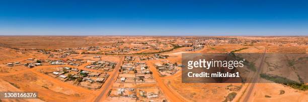 panoramic view of coober pedy, south australia - opal mining stock pictures, royalty-free photos & images