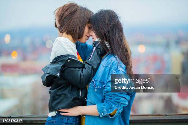 junge lesbische paar küssen - teen lesbian stock-fotos und bilder