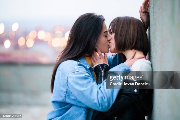 joven mujer pareja lgbt besándose - beso en la boca fotografías e imágenes de stock