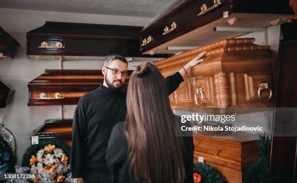 familie bij een begrafenis - funeral parlor stockfoto's en -beelden