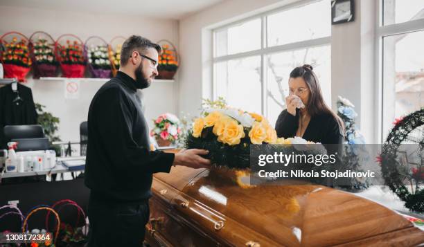 familie bij een begrafenis - funeral parlor stockfoto's en -beelden