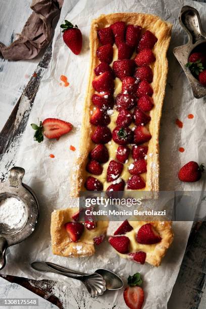 fresh strawberries cake - party pies foto e immagini stock