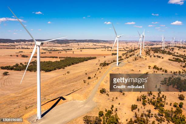 windpark in einem fahrerlager. - australien stock-fotos und bilder