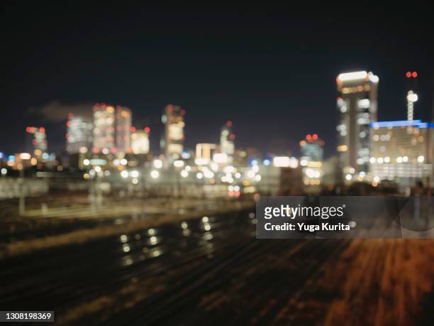 defocused background image of a big city skyline - lugar no específico fotografías e imágenes de stock