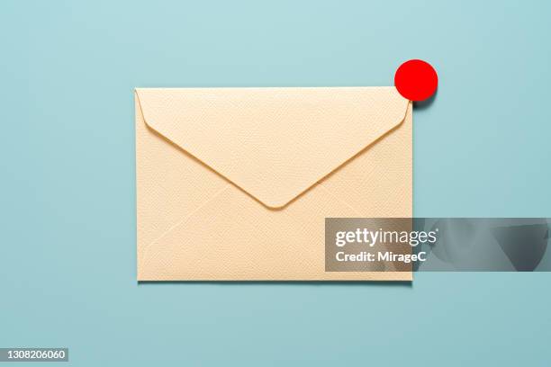 new unread message with red dot notification - emailing stock-fotos und bilder
