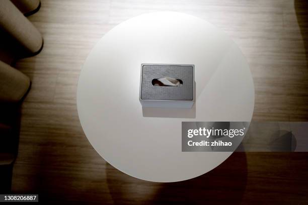 overlooking the square toilet paper box on the round table - round table imagens e fotografias de stock