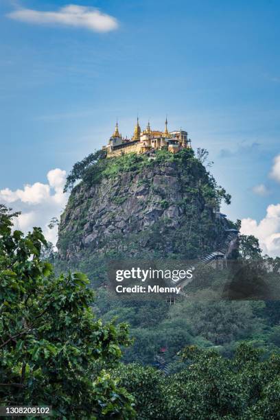 myanmar monte popa taung kalat monasterio ver birmania - popa fotografías e imágenes de stock