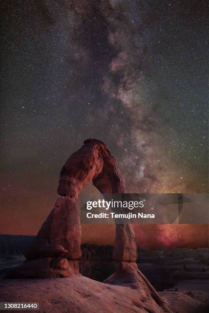milky way over delicate arch - delicate arch stock-fotos und bilder