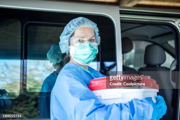 doctor with container with human organs. - donation stockfoto's en -beelden