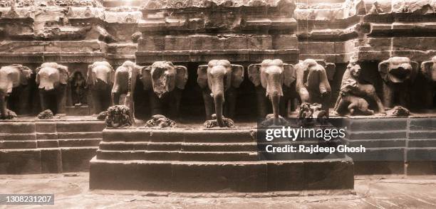 ancient sculpture at ajanta ellora caves - ellora stock-fotos und bilder