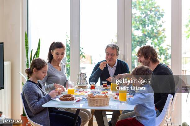 turkse familie die ontbijt in het weekend heeft - istanboel europese deel stockfoto's en -beelden