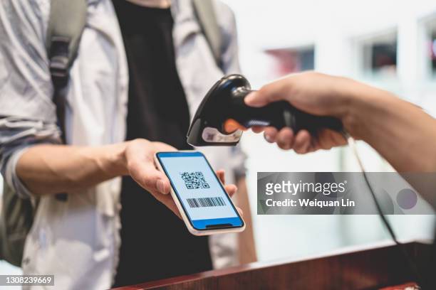 people who are paying using qr codes - contactless payment stock pictures, royalty-free photos & images