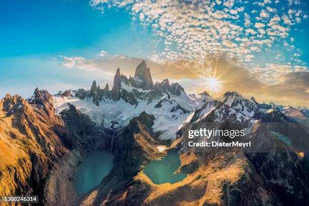 mount fitz roy met laguna de los tres en laguna sucia, patagonië, argentinië - berg cerro fitzroy stockfoto's en -beelden