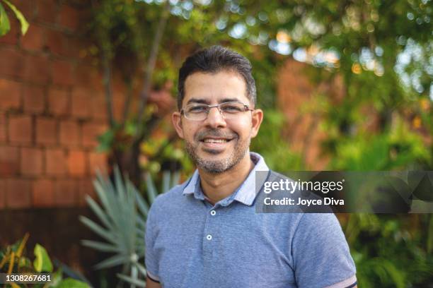 portret van een rijpe mens die op de straat glimlacht - braziliaanse cultuur stockfoto's en -beelden