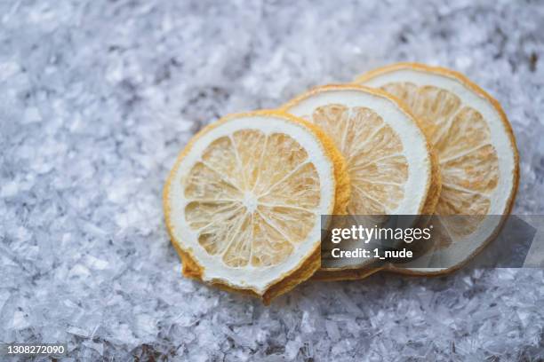 fette di limone a secco su ghiaccio tritato - secco foto e immagini stock