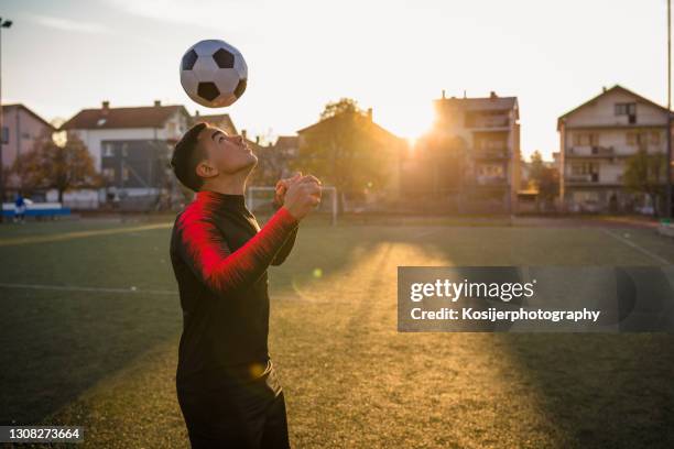 ボールに向かう - heading the ball ストックフォトと画像