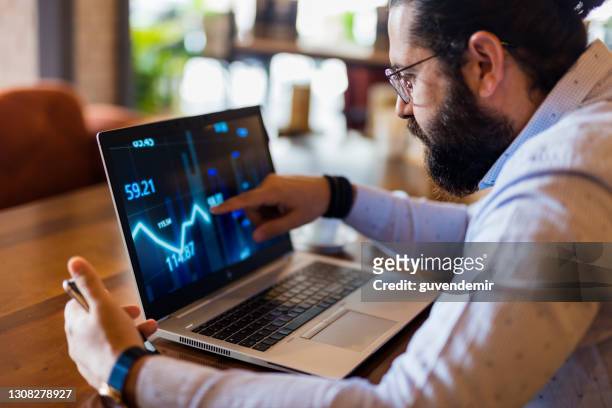 商人使用筆記型電腦分析數據股市 - stock market screen 個照片及圖片檔