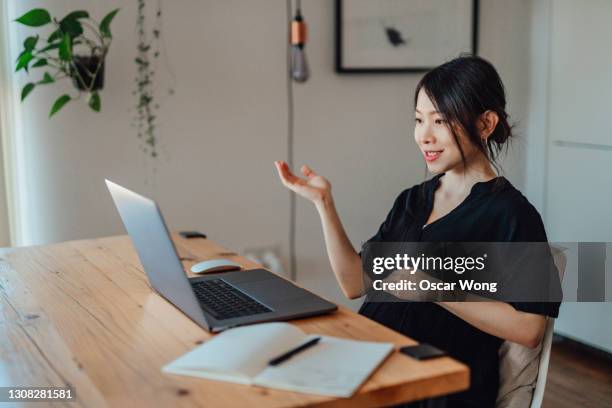 confident pregnant woman working at home with laptop - asian woman pregnant stockfoto's en -beelden