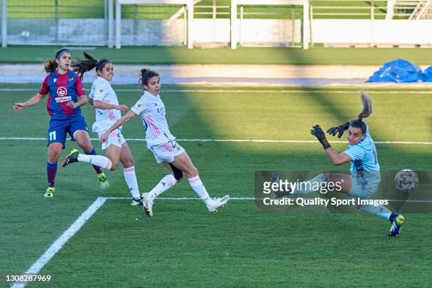 Alba Redondo of Levante women scoring the winning goal during the Primera Iberdrola match between Real Madrid and Levante at the Stadium Alfredo Di...