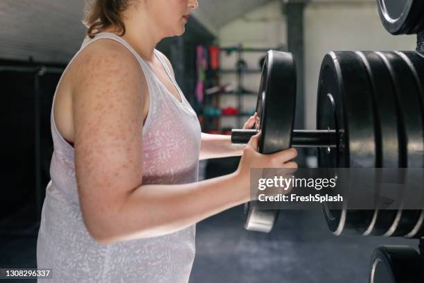 Female Racking Weights Barbell Plate Photos and Premium High Res Pictures - Getty Images