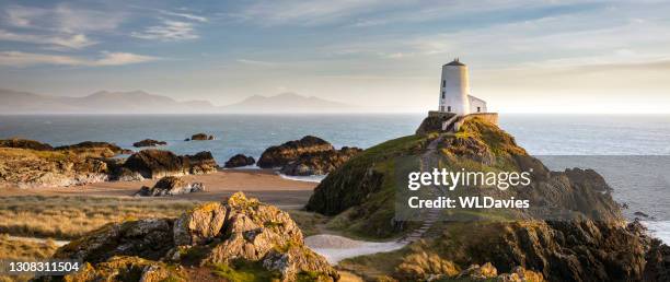 paesaggio costiero del galles - lighthouse rolling landscape foto e immagini stock