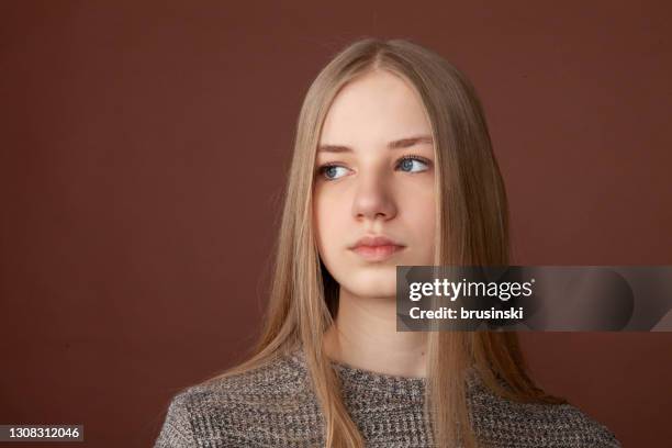 verticale de studio de l’adolescente blonde - jeune-fille-blonde-adolescente-14-15-ans photos et images de collection