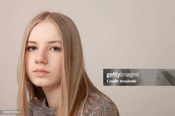 verticale de studio de l’adolescente blonde - jeune-fille-blonde-adolescente-14-15-ans photos et images de collection