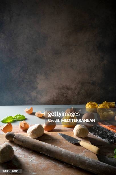 pasta rezept handgemachte zubereitung mit eiern und mehl mit zutaten - dough photo stock-fotos und bilder