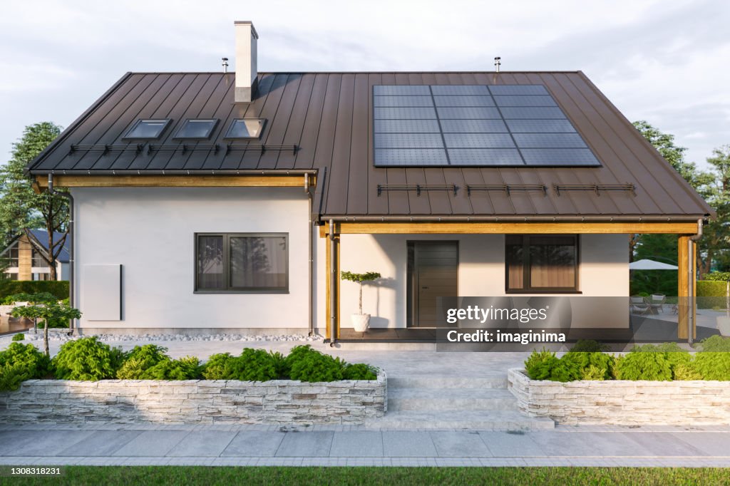 Casa moderna com painéis solares e bateria de parede para armazenamento de energia