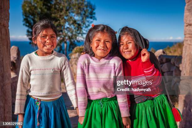 peruvian little girls on taquile island, lake titicaca, peru - peru américa do sul imagens e fotografias de stock