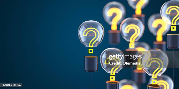 疑問符を使用した技術革新と新しいアイデアの電球コンセプト - 問う ストックフォトと画像