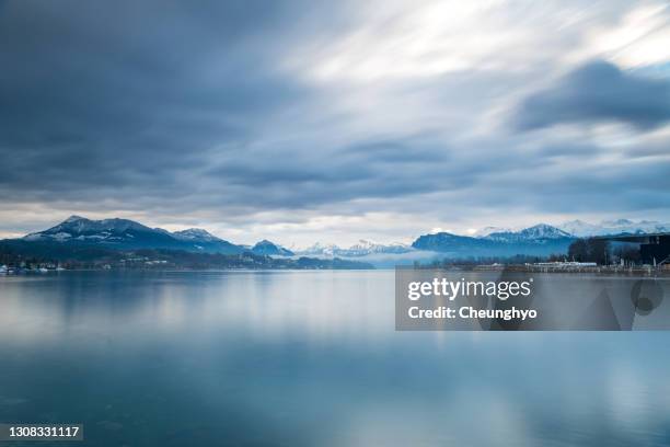 lake lucerne: view on mountain range with snow-capped peaks - lake lucerne stock pictures, royalty-free photos & images