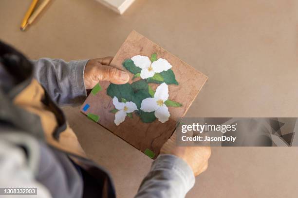 actieve senior houtbewerking timmerwerken marquetry - marquetry stockfoto's en -beelden