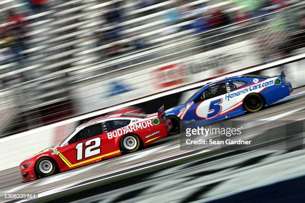 Ryan Blaney, driver of the BodyArmor Ford, leads Kyle Larson, driver of the HendrickCars.com Chevrolet, during the NASCAR Cup Series Folds of Honor...