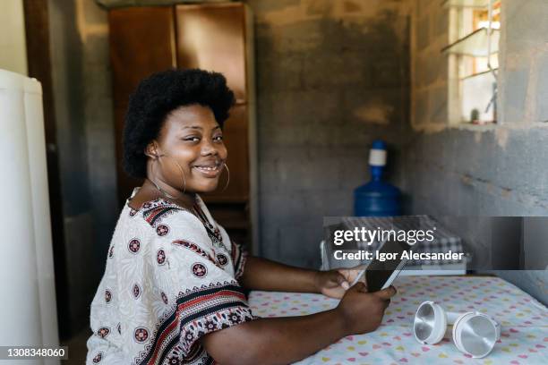 mulher africana usando tablet em casa - humility - fotografias e filmes do acervo