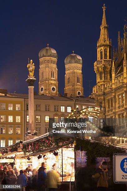 christmas market on marien-place munich with marien-clumn townhall and cathedral bavaria germany - christmas market in munich foto e immagini stock