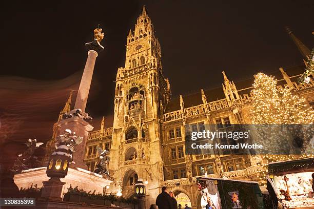 marien-place with st.mary's column and townhall at christmas bavaria germany - christmas market in munich stock-fotos und bilder