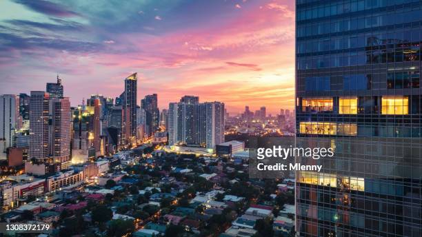 makati manila sunset panorama rascacielos metro manila filipinas - manila fotografías e imágenes de stock