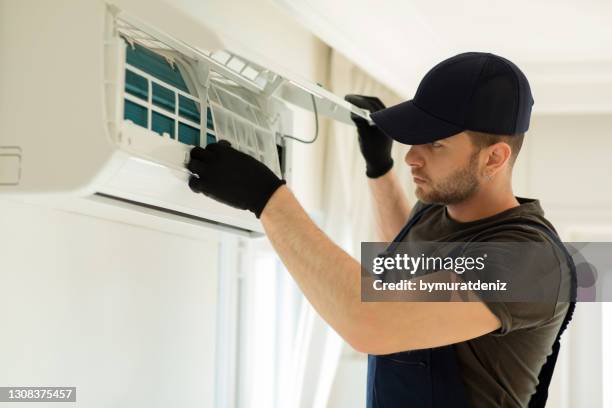 limpieza del aire acondicionado - technician fotografías e imágenes de stock