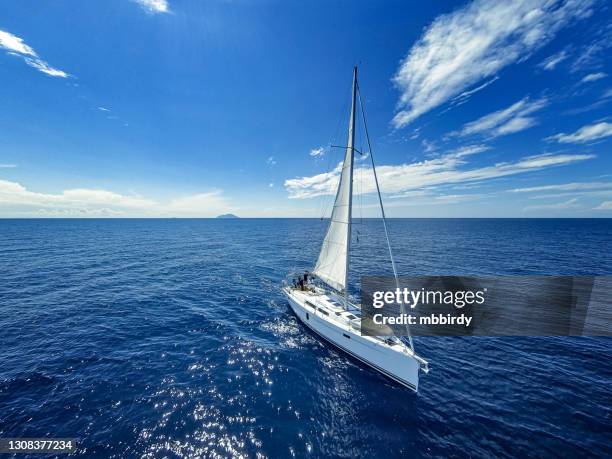 segeln mit segelboot, blick von der drohne - mast sailing stock-fotos und bilder